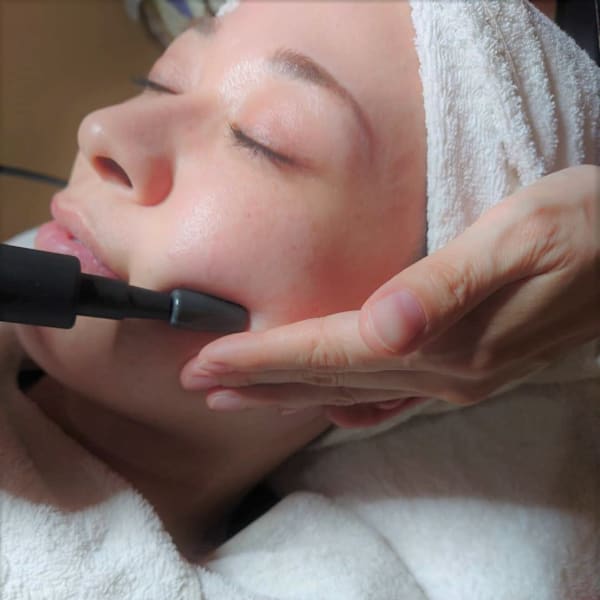 体験価格￥5500☆たるみ・むくみをすっきりリフトアップ！首肩の凝り緩和にも【小顔インディバ体験】|エステサロンしずく