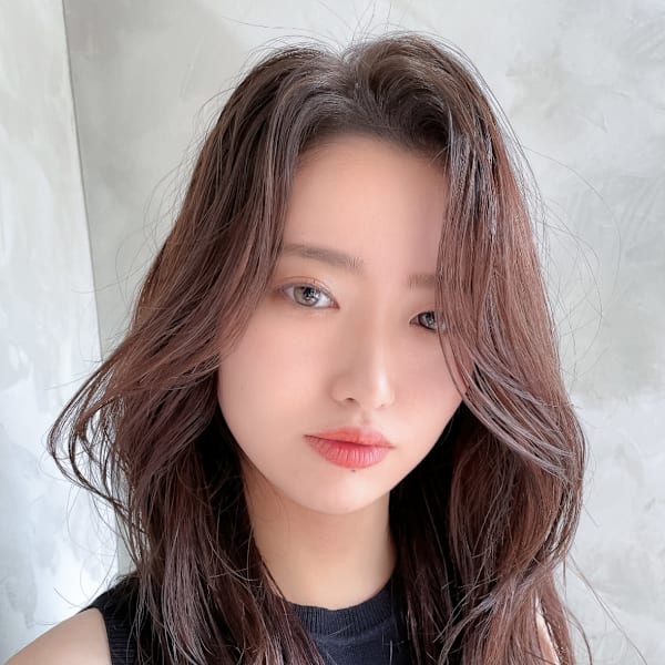 【顔周りの似合わせカット】トレンドのレイヤースタイルも計算された顔まわりカットで可愛く仕上げ◎|Lita second