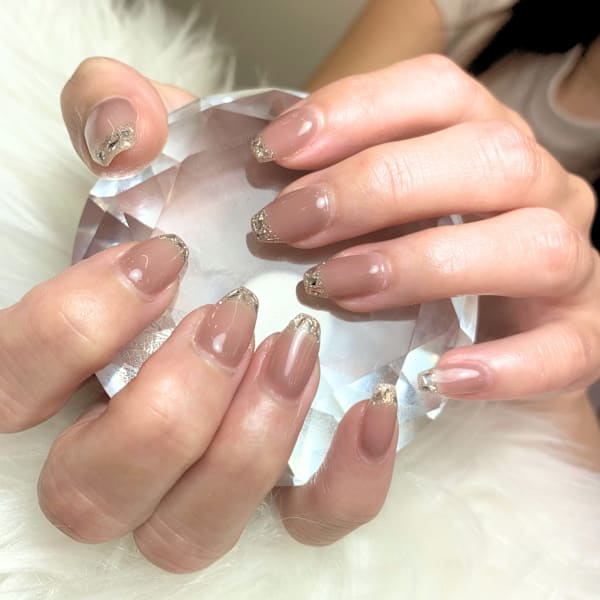 健やかで美しい爪へ。プロのケアで指先に自信を。|Hiyu Beauty