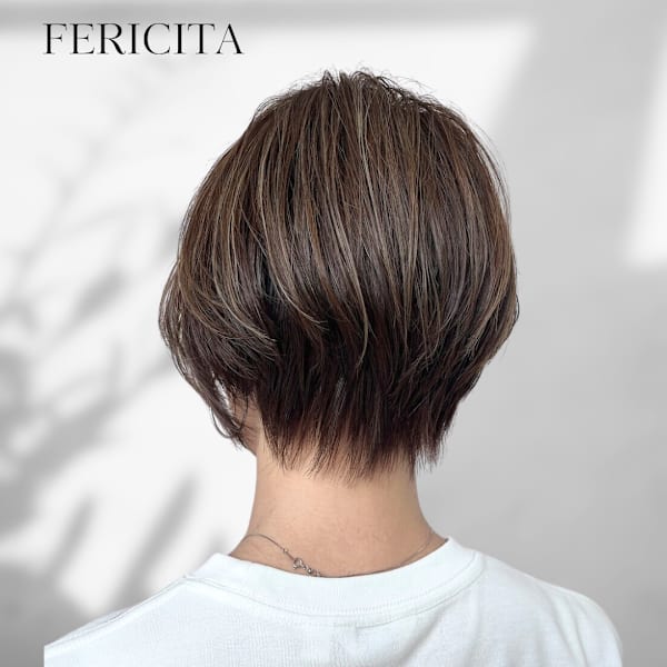 白髪ぼかし×ショートヘアがオススメ☆女性らしさを表現するショートなら“FELICITA”にお任せ♪|FELICITA ZEAL