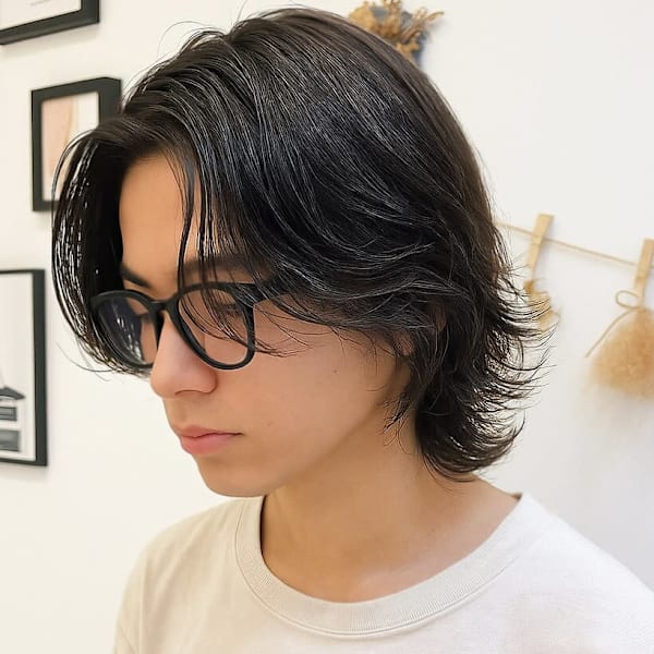 軽やかに流れる束感で、知的さ引き立つミディアムフェザーパーマ|CARE 心斎橋