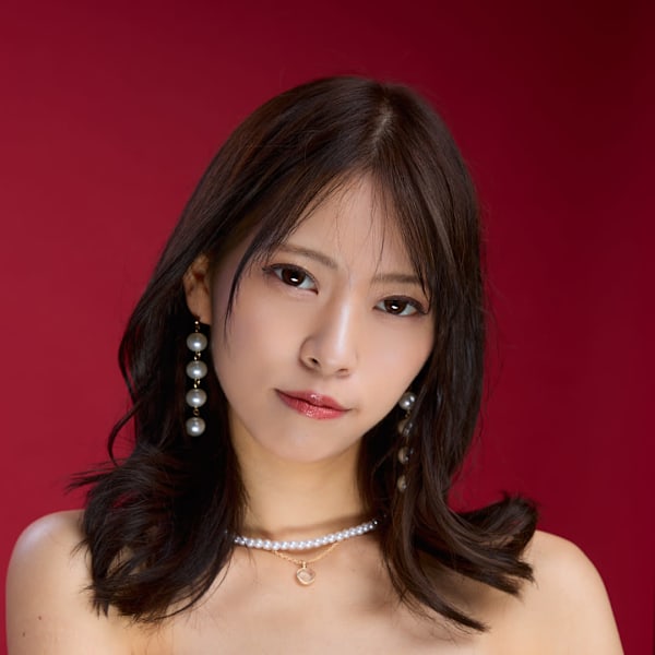 大人可愛く秋冬をオシャレに楽しむ、顔周りのフレーミングのためのレイヤーカットと透明感カラーを守るケア|UNE ATTACHE