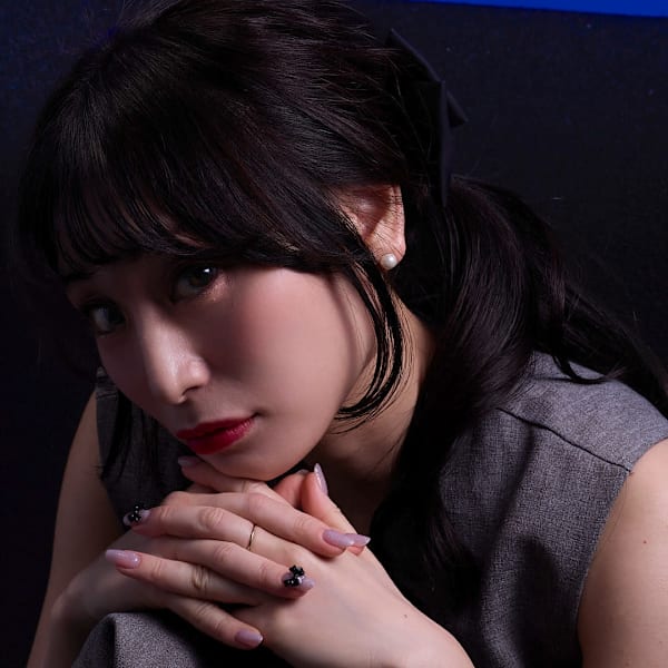 深夜営業の完全プライベートサロンで、顔周りレイヤー × 髪質改善 × 透明感カラー |UNE ATTACHE