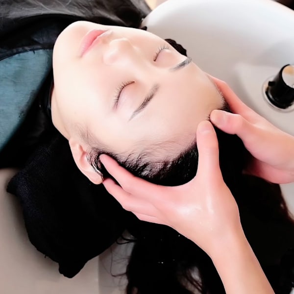 酵素ヘッドスパで頭皮の老化リスクを抑え、心地よいマッサージで髪と頭皮をエイジングケアしませんか?|Pap's de coiffeur 甲東園店