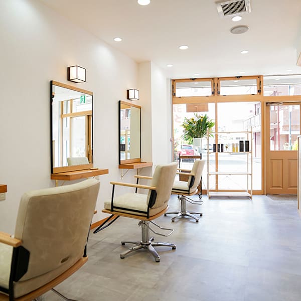 竹と木でできた和洋折衷の空間で、贅沢なサロンタイム|大人髪 Kinu