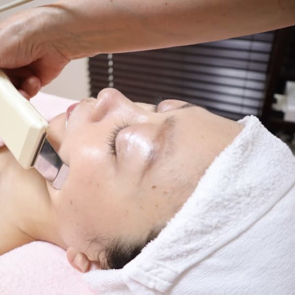 【毛穴レス/黒ずみ・ザラつき】乳酸ピーリング+超音波スケーリングで毛穴洗浄 初回 50分 ¥6800|小顔・美肌・マシン痩身 ルージュ恵比寿