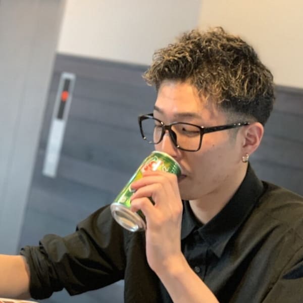 オシャレなバーカウンターも設置。ヘアカットやパーマついでに有意義な時間が過ごせるオススメサロン。|THIS IS BARBER 2nd