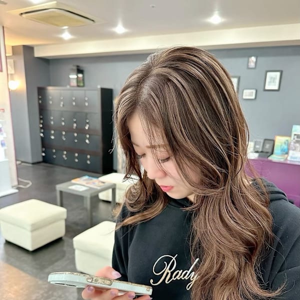 派手すぎない大人上品なハイライトで大人女性に圧倒的な支持を得てます★|AIZU 渋沢 白髪ぼかし ハイライト 髪質改善