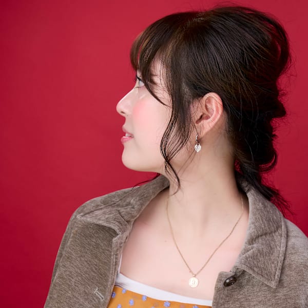 横顔が映える“大人可愛い”アップ。後れ毛の余白。深夜も貸切/吉祥寺|UNE ATTACHE