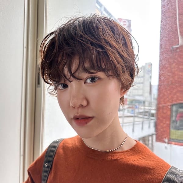 「ふわっと揺れて，秋をまとう。季節が似合うパーマ特集」|COMEGHEAD