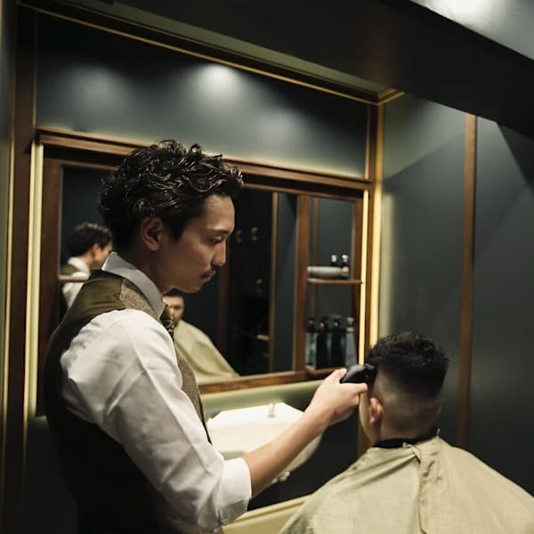 ビジネスパーソンにオススメのサロン|銀座shino~灯~HANARE メンズ 理容室 barber【トモシビ ハナレ バーバー 】