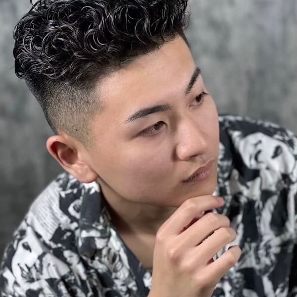 輪郭を際立たせ、動きで魅せる。フェード×パーマ。|ヒロ銀座barbershop 福岡本店