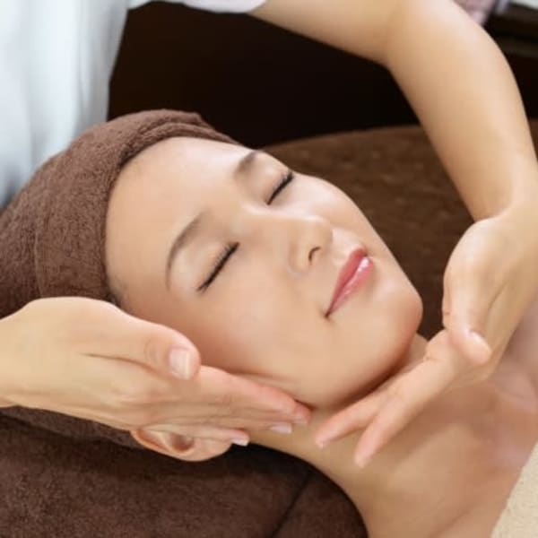 高周波グローブと深部加温ラジオ波でスッキリとしたフェイスラインを!|Salala