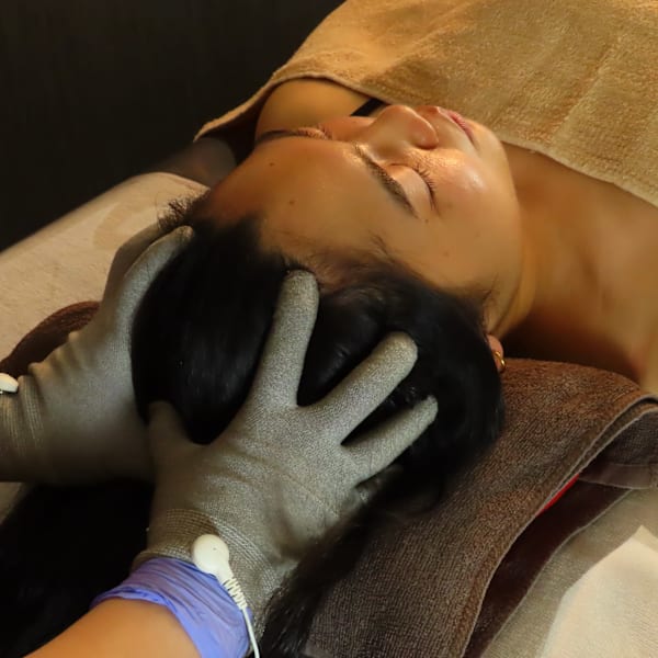 マイクロカレントで自律神経を整え、高周波グローブで優しくコリをほぐす!|Salala