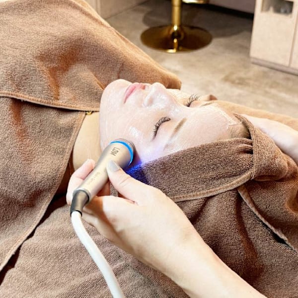 超音波美容マシンで肌悩みに合ったモードと導入液で、施術直後から潤いのある肌へ|At.center labo