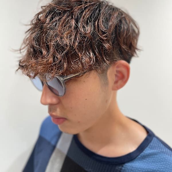 自然な動きで魅せる。ゆるくキマる大人のメンズパーマ。|Pu-ro Barber