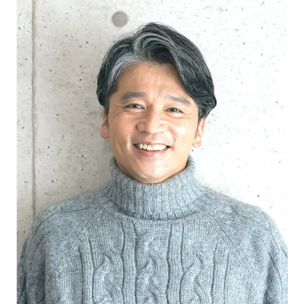 白髪を“魔法のように”自然に馴染ませ、清潔感と若々しさをプラス。40代以上の大人男性に人気のカラー|今日の彼女の髪は魔法的