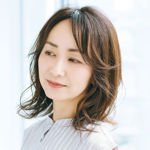 【40代からの大人可愛いミディアムヘア】自然な軽さと柔らかさが魅力のスタイル|美容室　ヘアー・アーティス