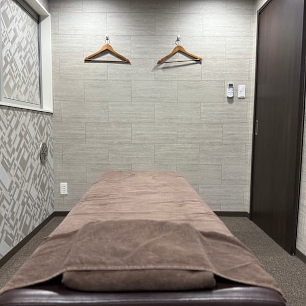 壁で仕切られた専用個室で施術もカウンセリングもできるので、他のお客様を気にせず極上リラックス空間♪|徳島deりらく