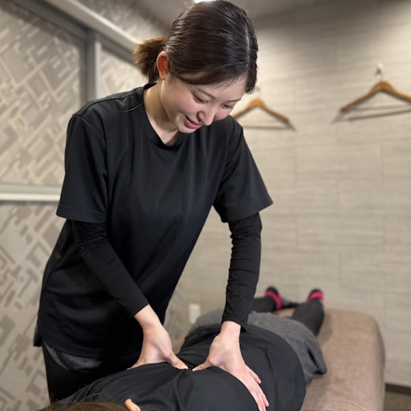 筋肉のもみほぐしだけでなく、骨格の歪み矯正も行うのでデスクワーク疲れやストレートネックのケアもOK♪|弘前deりらく