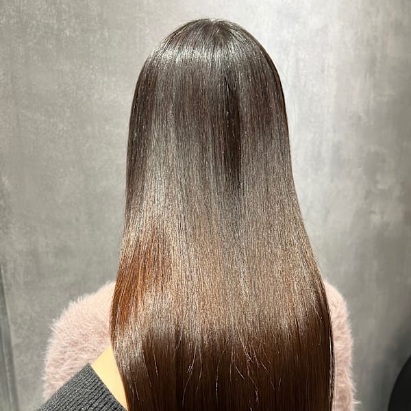 もう隠さない、後ろ姿までキレイ。 クセ・広がりを抑える本気の縮毛矯正＆ストレート。 |ano 渋谷