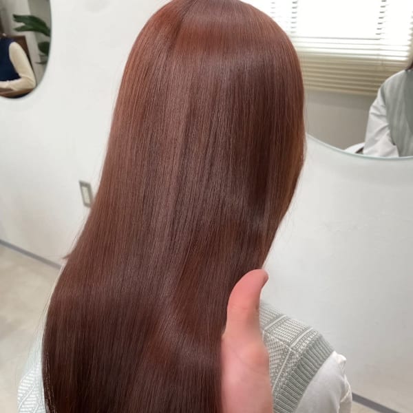ブリーチなしで、光が透けるような透明感。ダメージレスカラーで美髪をキープ。|＆ Graph.