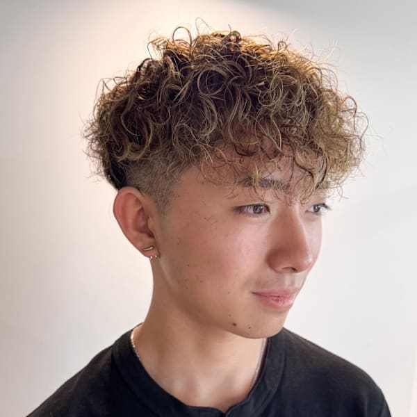 女性目線で作るトレンドメンズパーマ◇スペインカールで垢抜け！忙しい朝も3分で決まる！|FIG Hair Design
