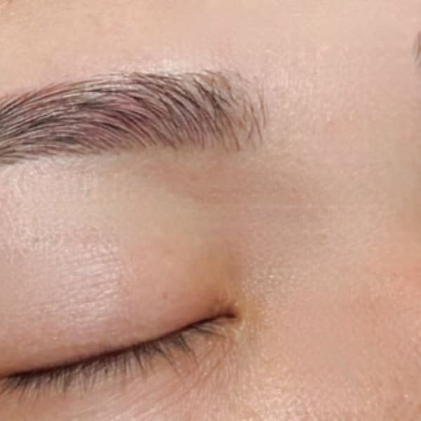 《メンズ眉》眉毛Waxの他に眉毛パーマで毛流れを整えたり、毛量調整で濃さを調整したりなども可能です。|まつげ&まゆげ専門サロン CLASSIC
