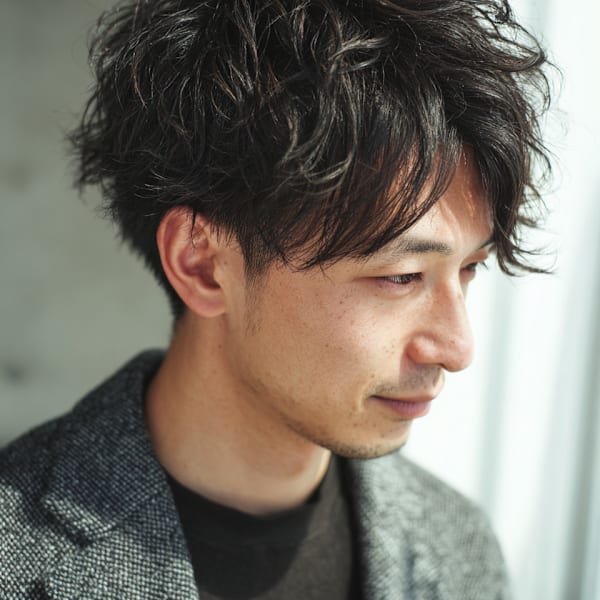 派手すぎないツイストスパイラル!錦糸町で叶えるアップバング。 清潔感と色気漂う、大人の垢抜けメンズ髪|prize 錦糸町店
