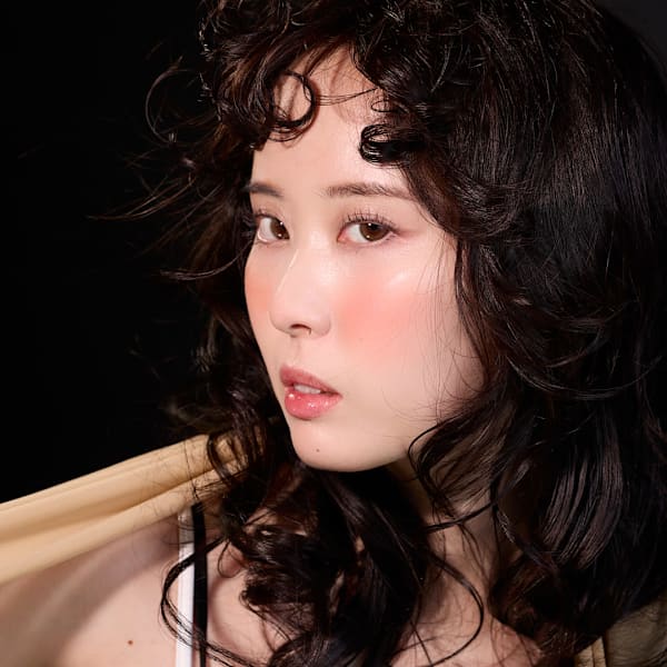 大人女性のための無理しない私らしさを引き出す、大人可愛いデジタルパーマを実現します。|UNE ATTACHE