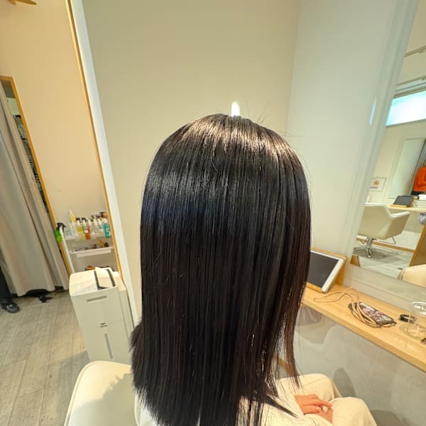 触れたくなる艶と柔らかさ。女性のための髪質改善ストレート|LoreAirl【ロアエイル】