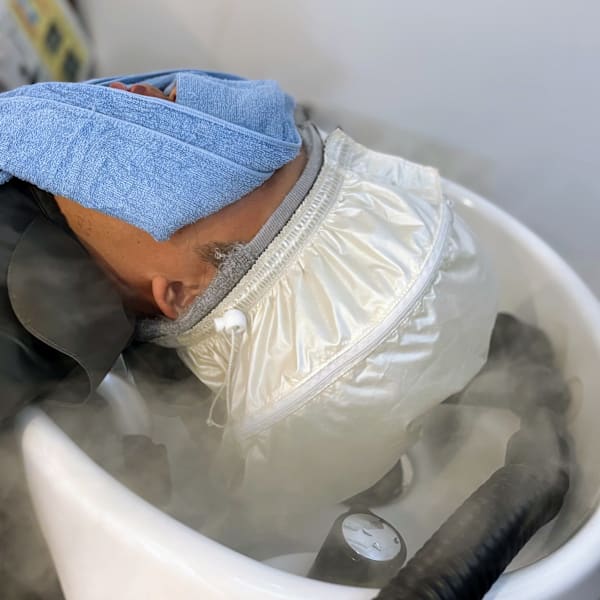 スチームミストで頭皮の汚れや気になるニオイをリセット♪当店一押しの、癒しのヘッドスパ◎|床屋 KNOT