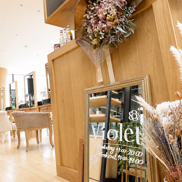 専門店から取寄せたこだわりの自家焙煎珈琲が大人気！月替わりオリジナルドリンクや期間限定メニューも？！|Violet Yokohama