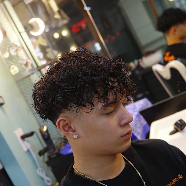 動きで差をつける。男の魅力を引き出す、洗練されたパーマスタイル。|TIGHT SWAG BARBERWORKS