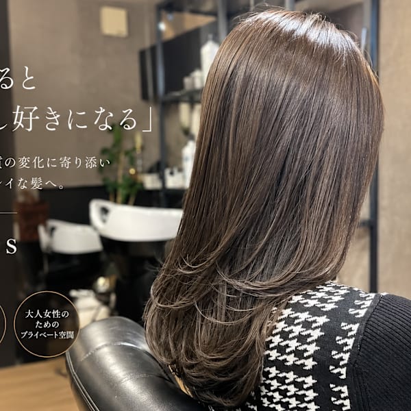 大人女性の白髪悩みに。隠すだけじゃない、自然で上品なカラー|Charites