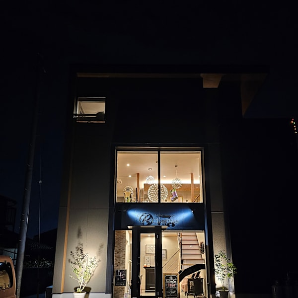 仕事帰りにも通いやすい。夜遅くまで営業の大人のための美容室|Charites