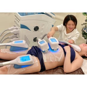 同時4箇所可能な【脂肪冷却】クリニック同様の大型マシンは脂肪を破壊
