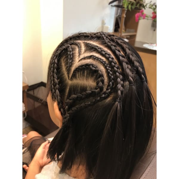 ブラックヘア編み込み