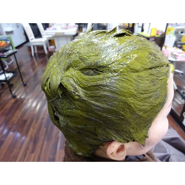 厳選された、 天然100％ヘナで、頭皮にもやさしい（肩の上までのショートスタイル料金・ブロー代込）