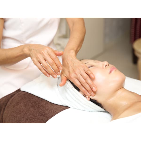 小顔になりたい【100分9,900円】一年のご褒美に、心とお肌に”ときめき時間を"を。