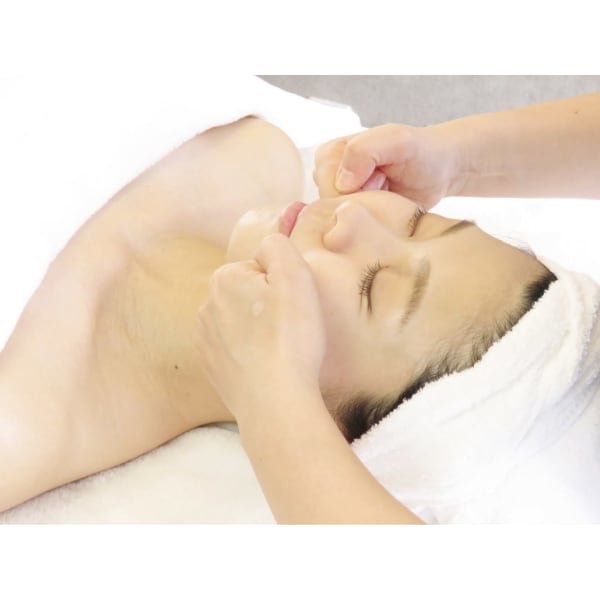 【顔筋マッサージ】定価　￥5500　短時間でお顔のコリを改善メニュー！