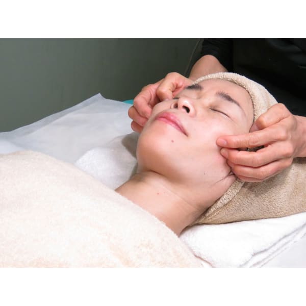 ＊２回目以降来店時より１か月以内「くすみ・たるみ・お顔の歪みが気になる方」リフトアップ整顔