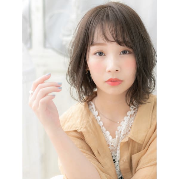 オリーブアッシュ斜めバングくせ毛風大人ボブ　小顔ボブ