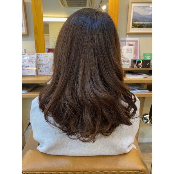 【大人女性に人気！！髪質改善うる艶トリ－トメント付き】ツヤカラ－