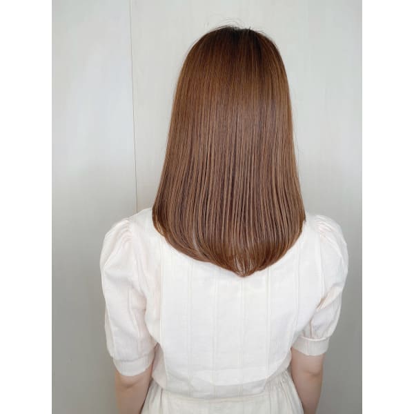 【美髪再生カラーコース 】 パサつきや傷みを改善し髪にツヤと潤いを与え、なめらかに整えます。