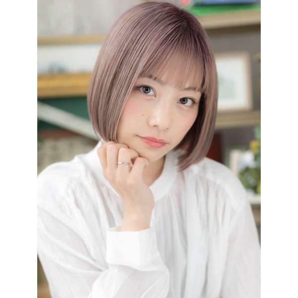 ラベージュ透けバング前下がりぶつ切りボブ 前髪ぱっつん