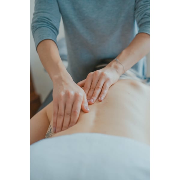 【オイルヘッドセラピー】(頭皮と背中のハーブオイルトリートメント)60分