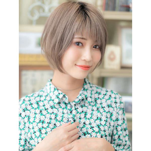 外国人風シルキーベージュ前下がりミニボブ　オン眉ボブ