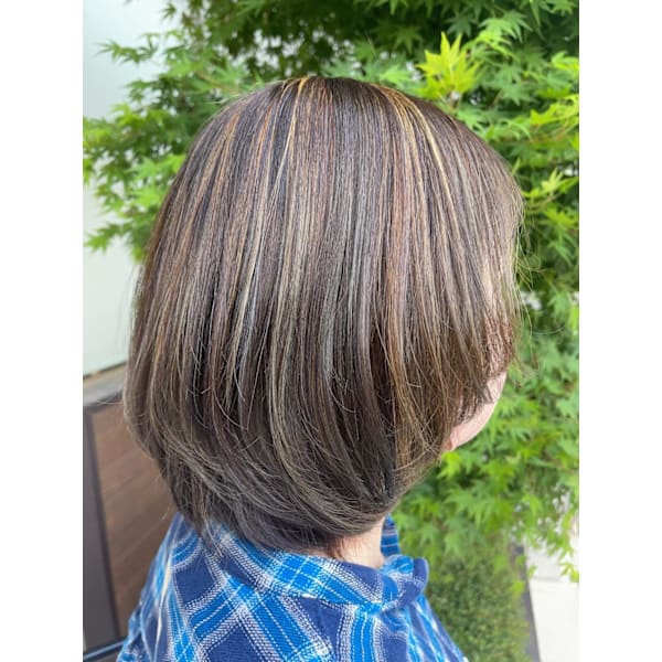 明るい筋がはっきり入ったボブスタイル