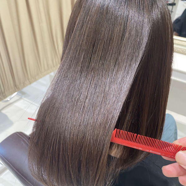【広がりを抑えたいクセが弱めの方】髪質改善ストレート+トリートメント